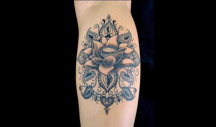 tatuagem de flor na panturrilha