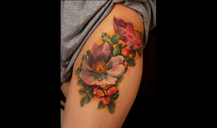 tatuagem de flor na coxa