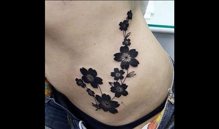 tatuagem de flor no quadril