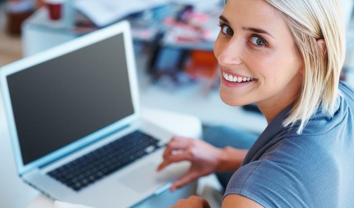 Mulher, loira, sorrindo, computador, laptop, notebook., dicas do Sebrae para montar seu negócio