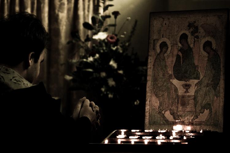 Imagem de um homem olhando para um altar, rezando. Pecados capitas