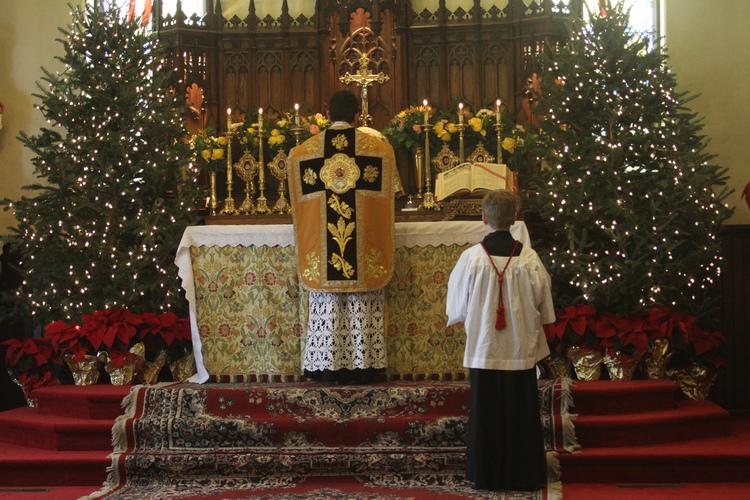 Imagem de dois sacerdotes de costas em um altar de igreja. Pecados capitais