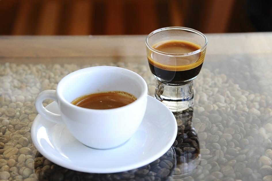 Dentre os principais sintomas da intoxicação de cafeína estão o vômito e diarreia.