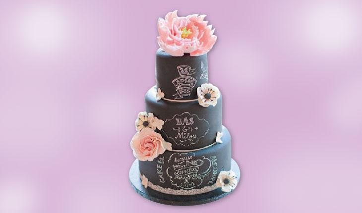 bolo lousa de 3 andares decorado com flores cor-de-rosa