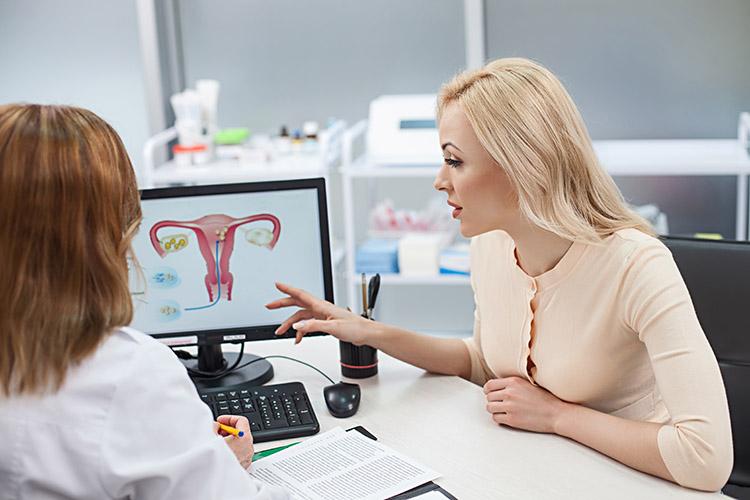 mulher passando na ginecologista 