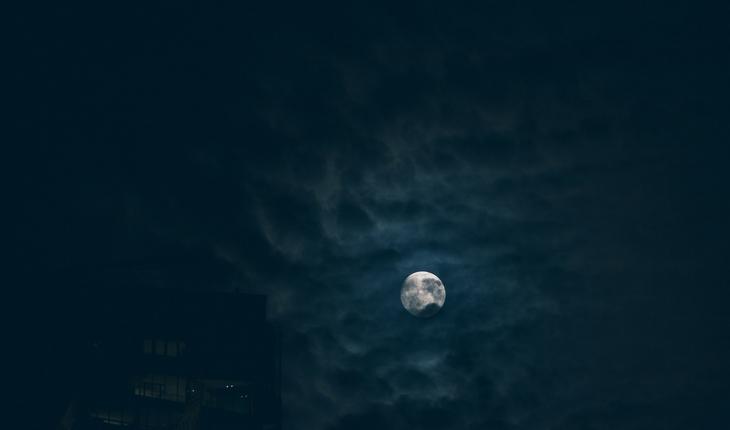 lua em céu nublado