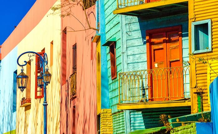 Imagem de uma construção colorida de Caminito, em La Boca, Argentina