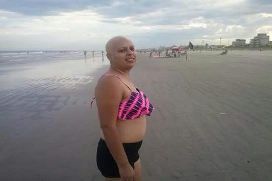 mulher de biquíni na praia