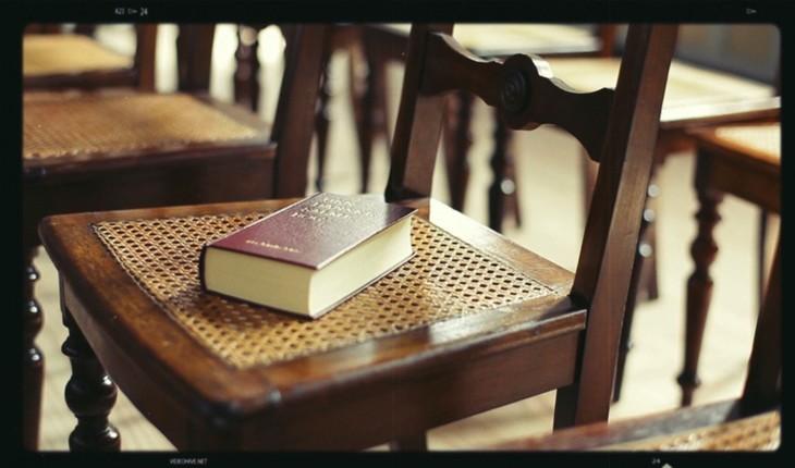 Imagem de uma bíblia fechada posta em cima de cadeira de madeira. Provérbios da semana