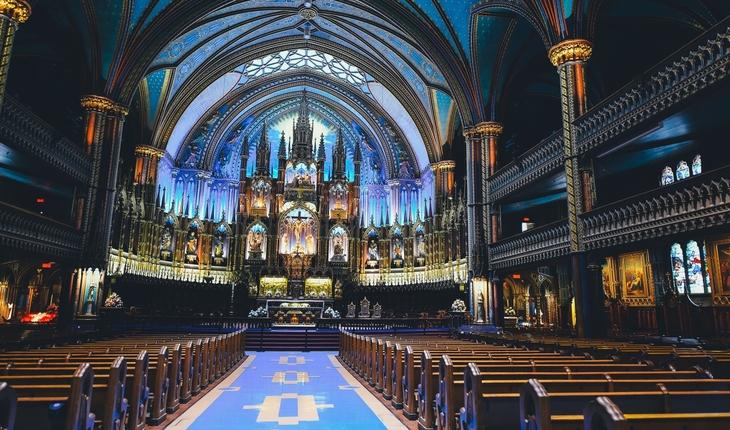 Imagem do interior de uma catedral, focando desde o início de seus bancos até o grande altar que a compõe. Provérbios da semana
