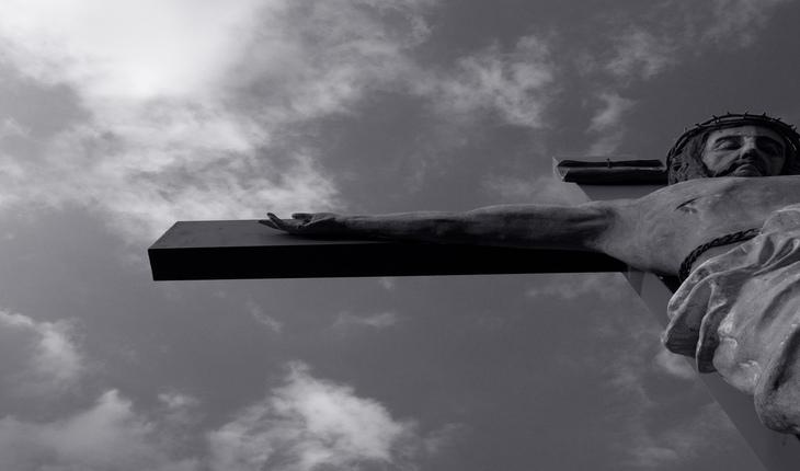 Imagem de Jesus Cristo pregado em sua cruz vista de baixo para cima. Provérbios da semana