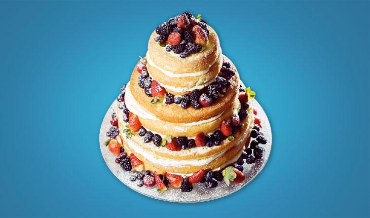 bolo pedado de 3 andares com frutas vermelhas, fundo azul
