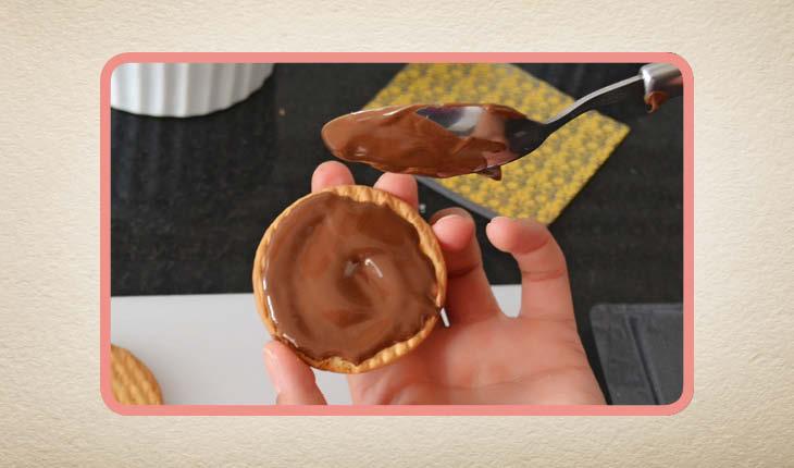 Modo de preparo com passo a passo de pirulitos de chocolate com transfer