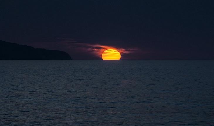 Foto de um nascer do sol em Açores, ilha de Portugal