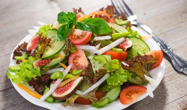 salada com legumes e verduras