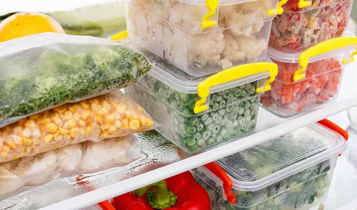 milho, ervilha, couve-flor, tomate e outros alimentos congelados dentro de recipientes como: saquinho transparente e pote de plástico