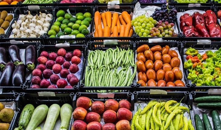 legumes, verduras e frutas em cestas