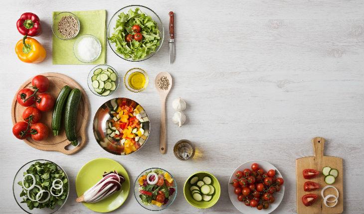 Alimentos saudáveis, mesa colorida