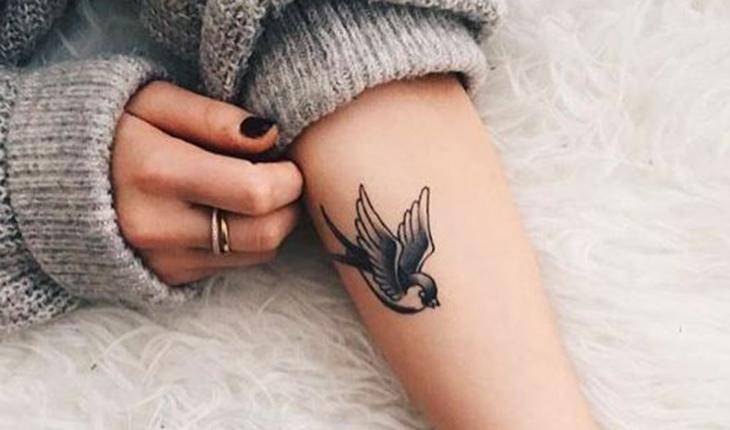 tatuagem de uma andorinha no braço