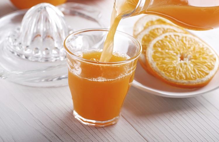 Copo de suco de laranja, rodela de laranja