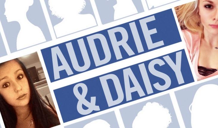 Audrie e Daisy escrito nas letras e cores do Facebook com foto das duas garotas