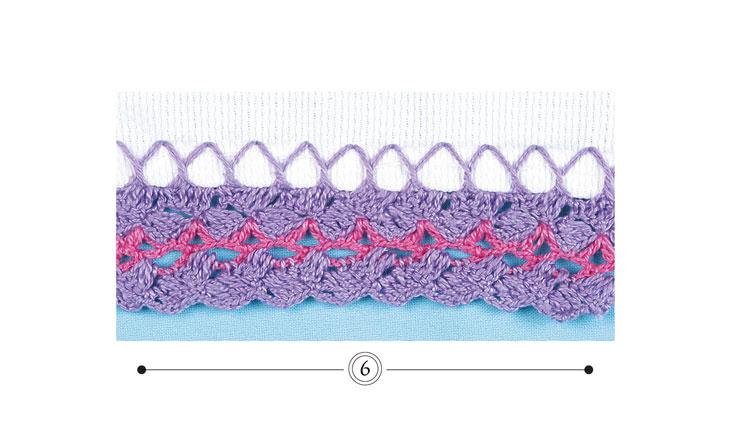 Na foto há um barradinhos em crochê lilás e rosa