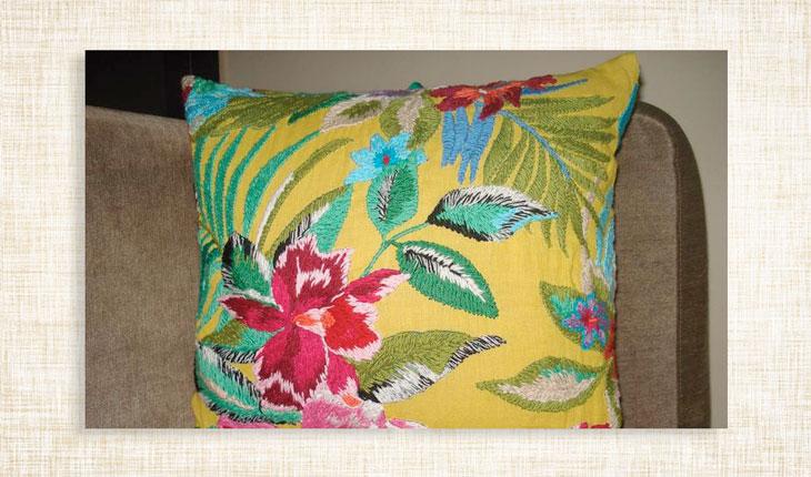 almofada colorida com flores e bordado livre