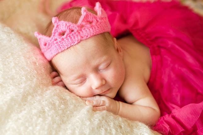imagem de uma bebê vestida de princesa
