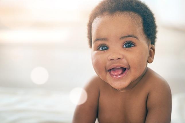 imagem de um bebê negro sorrindo