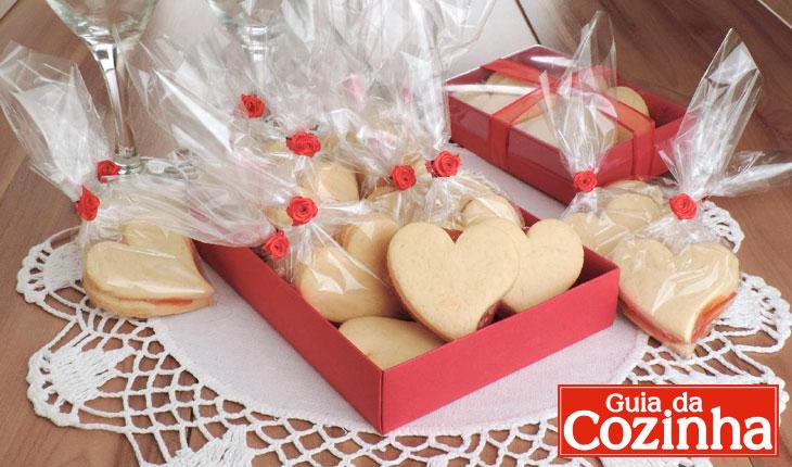 biscoitos recheados com goiabada no formato de coração