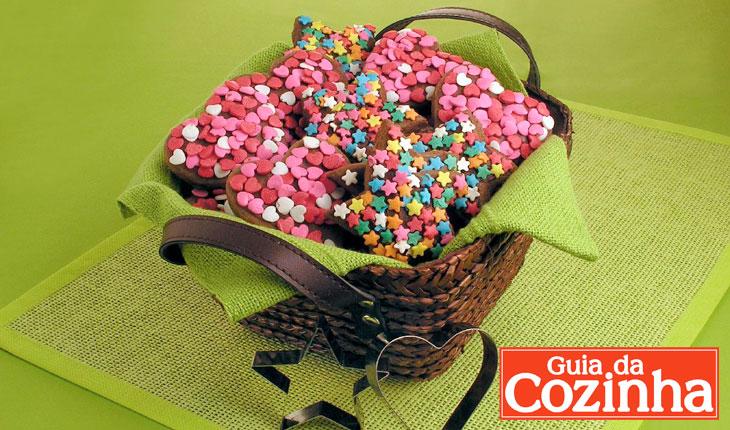 biscoitos com confeitos coloridos e cor-de-rosa