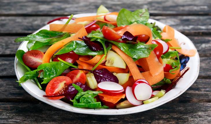 Saladas de legumes e verduras, cenouras, espinafre, tomates