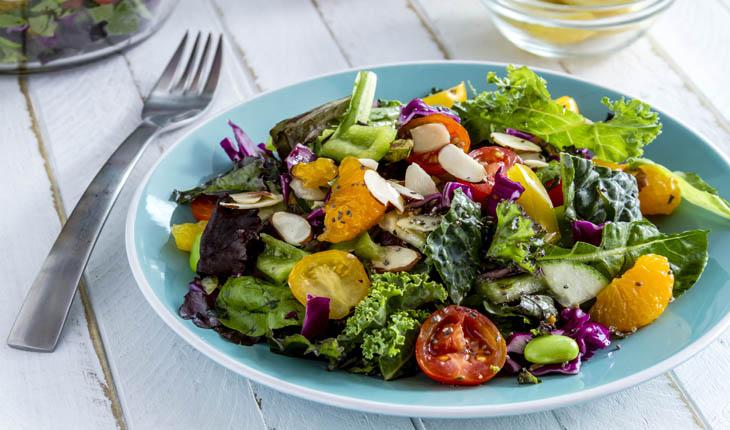Saladas de legumes e verduras, alface, espinafre, tomates