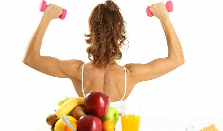 mulher frutas e exercícios físicos
