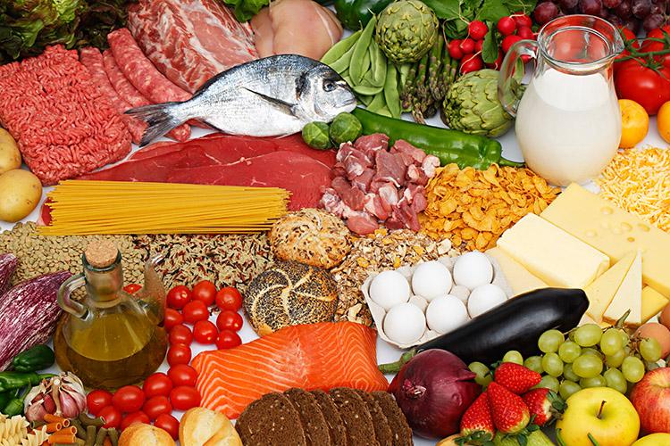 Alimentos, frutas, carnes, peixe, ovos, legumes, azeite, massa, queijo