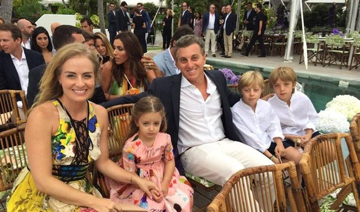 casal de apresentadores Angelica e Luciano Hulk com seus três filhos em uma festa de casamento