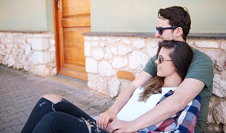 casal sentado juntos na rua