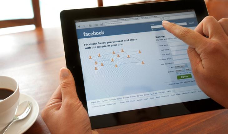 tablet com página do facebook aberta