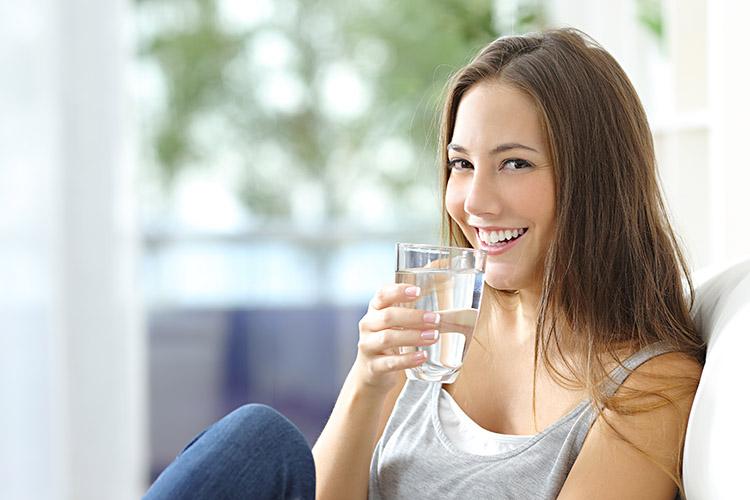 mulher bebendo água 