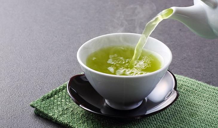 xícara com chá verde
