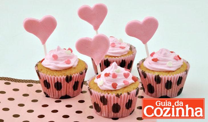 cupcake de bicho de pé com embalagem de poás rosa e reta e decoração com corações cor-de-rosa