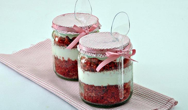 dous potes de cupcake red velvet de colher, doces no potinho