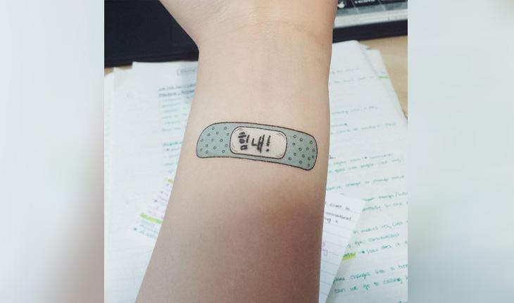 Foto de um pulso com a tatuagem de decalque contra a ansiedade e depressão em outra língua