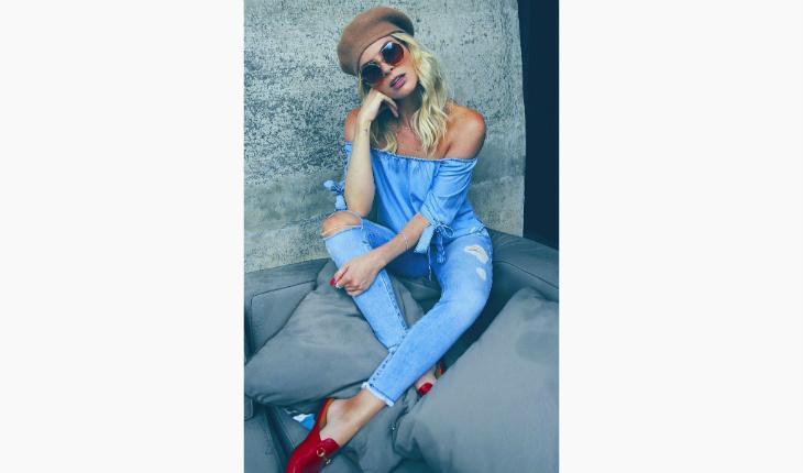 Estilo de Julia Faria blusa ombro a ombro e boina Instagram
