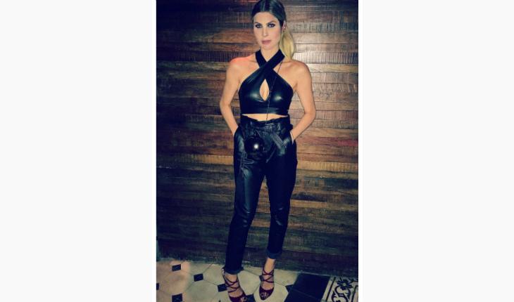 Estilo de Julia Faria calça de couro e top com decote Instagram