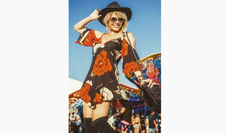 Estilo de Julia Faria vestido floral com manga flare Instagram
