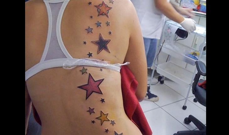 Tatuagem de estrelas coloridas