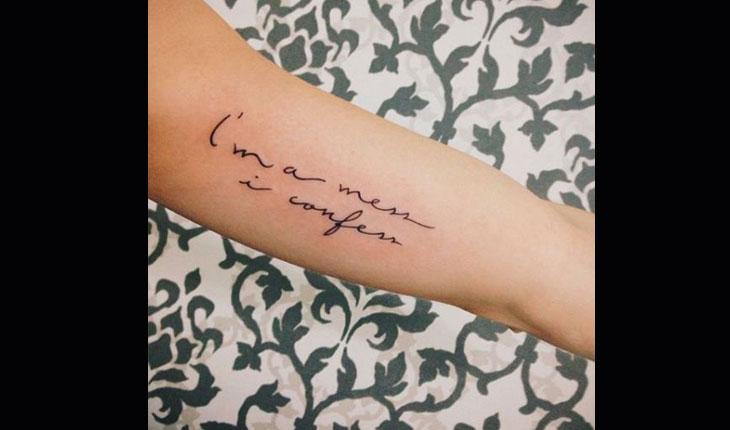 Tatuagem com frase em inglês no braço