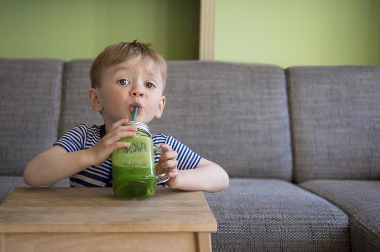 menino tomando suco verde 