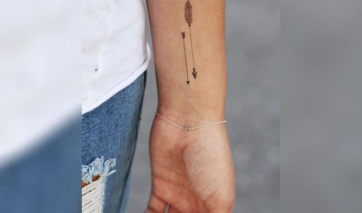 tatuagem de duas flechas simples